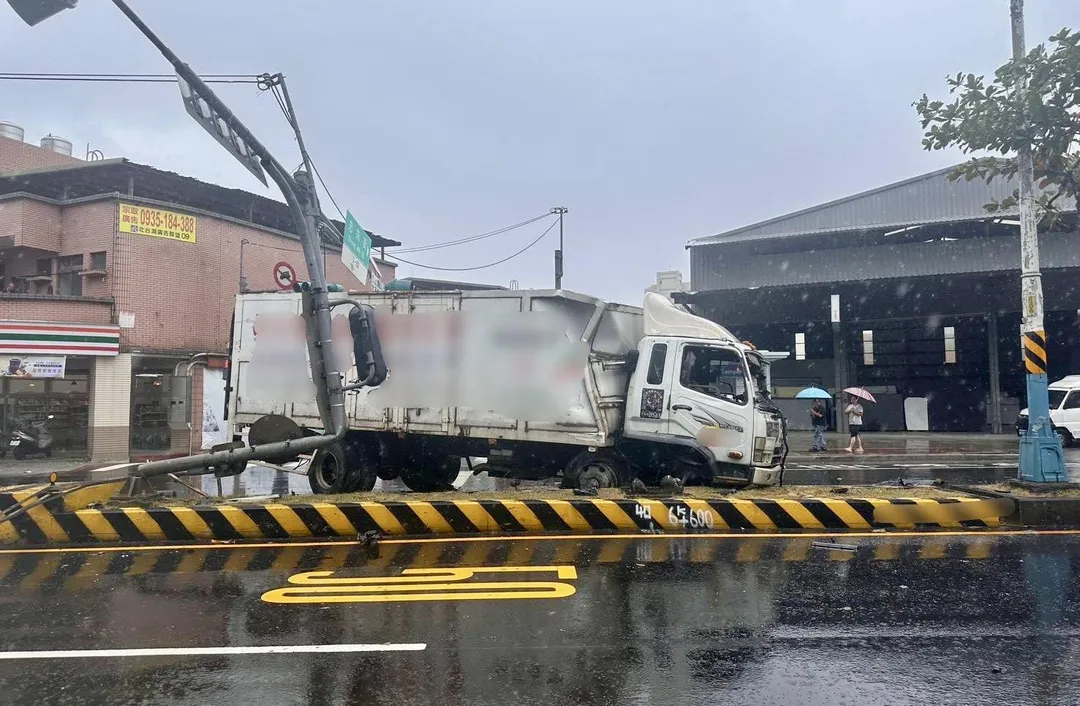 大貨車失控後衝到對向波及2車。（圖／翻攝畫面）