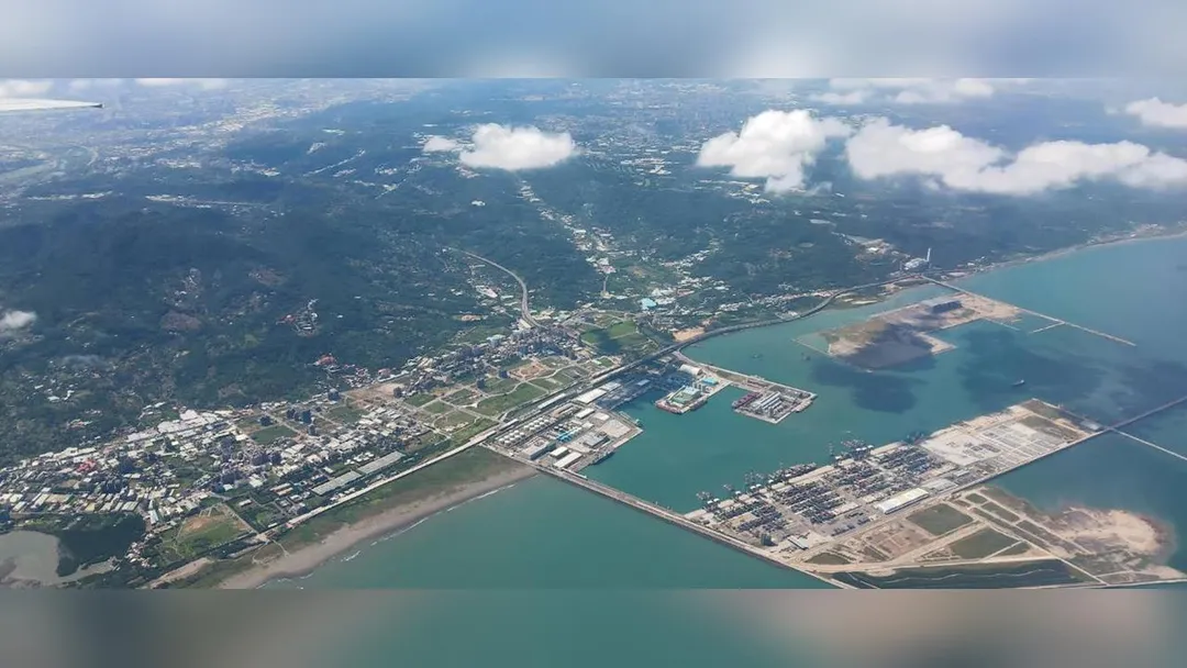 北部地區20日降下大豪雨，網路上流傳台北港發生「海水倒灌潰堤」的影片消息。對此，台灣港務公司20日下午緊急澄清。（圖／翻攝自Google Maps）