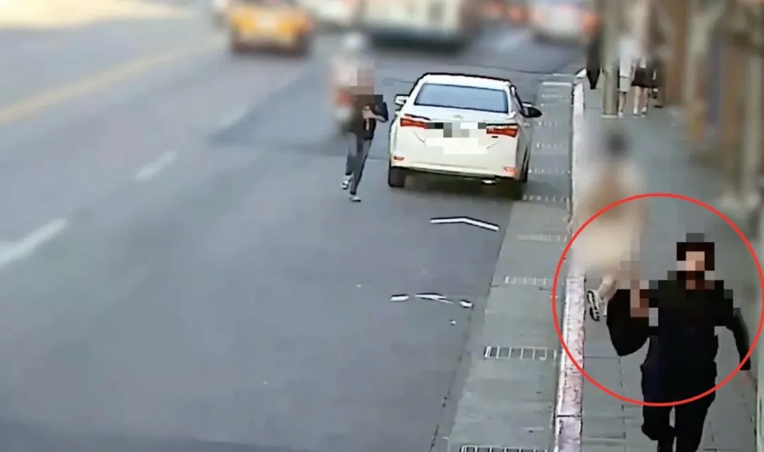 嫌犯當街搶走192萬元現金。（圖／翻攝畫面）