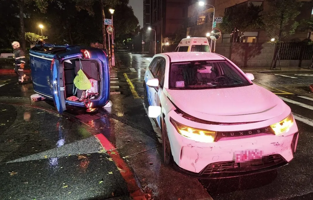 北市大直晚間發生一起翻車事故。（圖／翻攝畫面）
