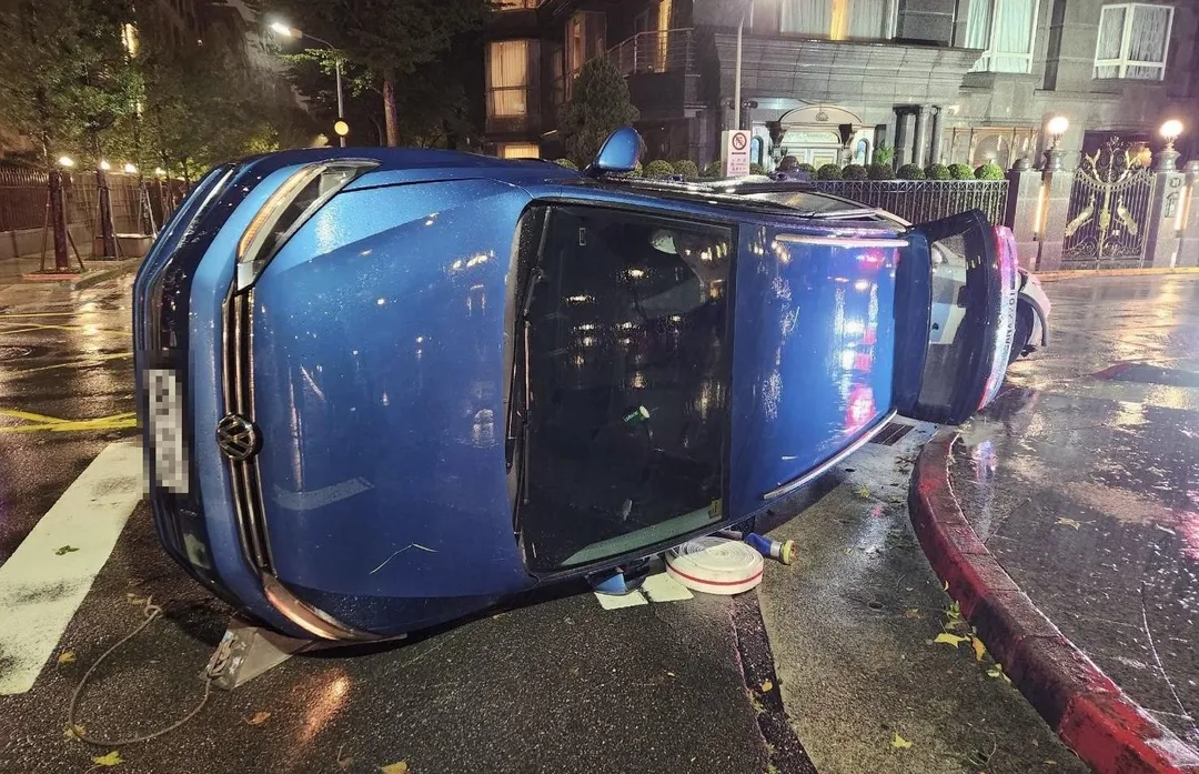 車輛翻覆2人受困車內。（圖／翻攝畫面）