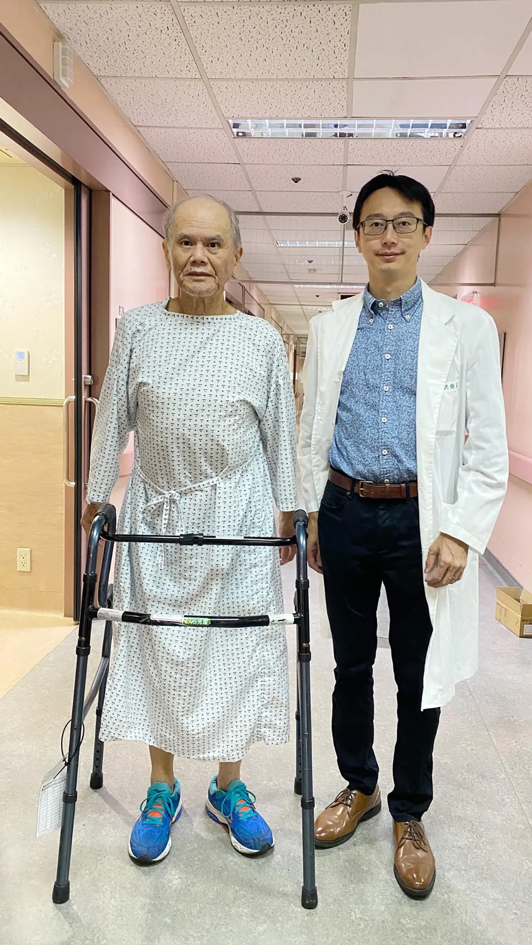 洪舜奕醫師(右)與術後的施先生合照，施先生術後雙腿等長。(圖/澄清醫院)