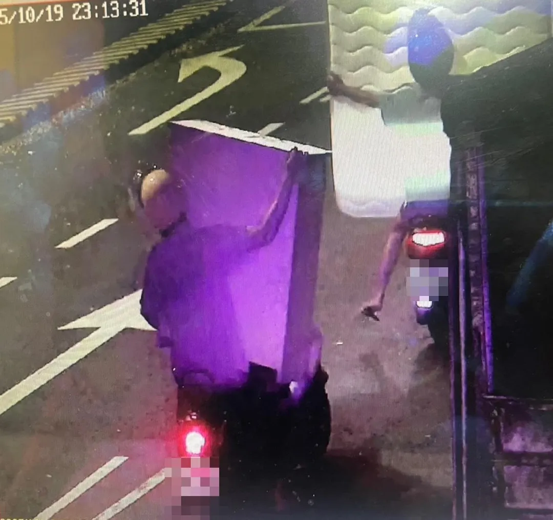 高雄岡山區10月19日發生機車違規載運大型物品事件,兩輛機車分別載運床墊和櫃子上路,超扯行徑被民眾拍下上傳社群平台後引發熱議(圖/警方提供)