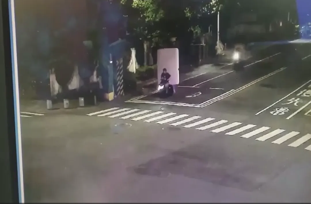 一輛機車後座綁著一張床墊，高度幾乎與人同高，看起來相當危險。（圖／警方提供）