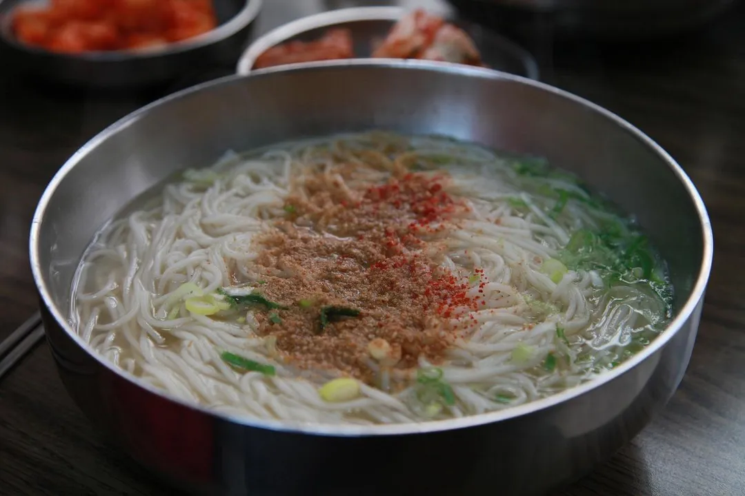 小吃店主食應優先選擇湯麵，因油脂相對較少、份量也較容易控制。（示意圖／Pixabay）