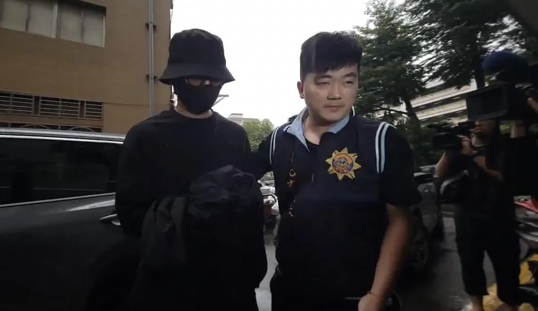 藝人陳柏霖昨日遭檢警移送地檢署偵訊後，坦承花10萬偽造高血壓成功取得免役。（圖／翻攝畫面）