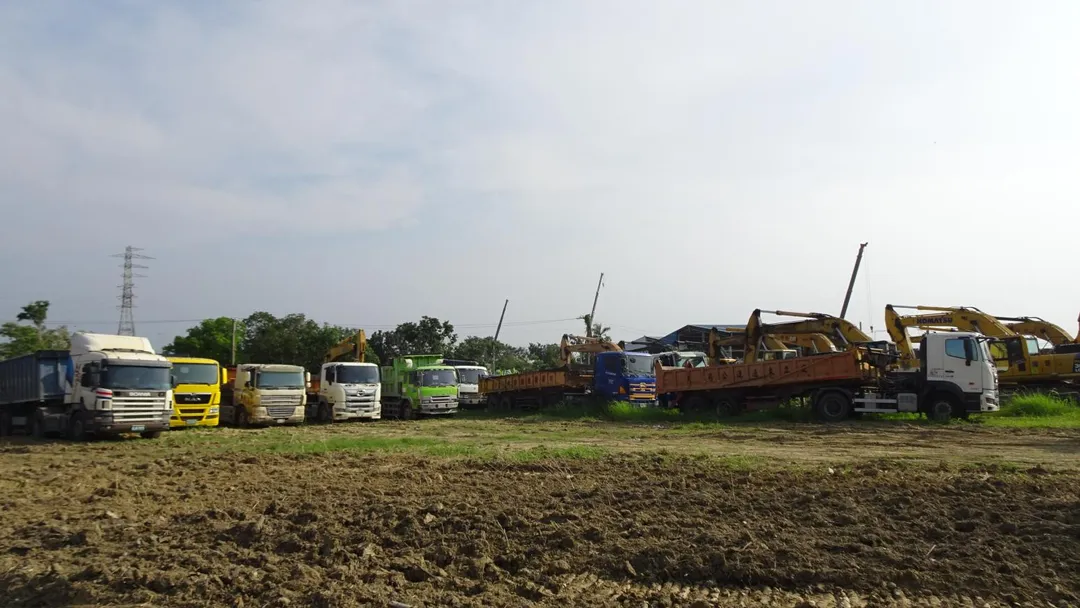 業者涉嫌刻意將清除車輛駛入土資場繞場，營造進場假象，隨後將營建廢棄混合物運送至美濃區盜採土石坑洞內及大樹區山坡地傾倒回填。（圖／中天新聞）