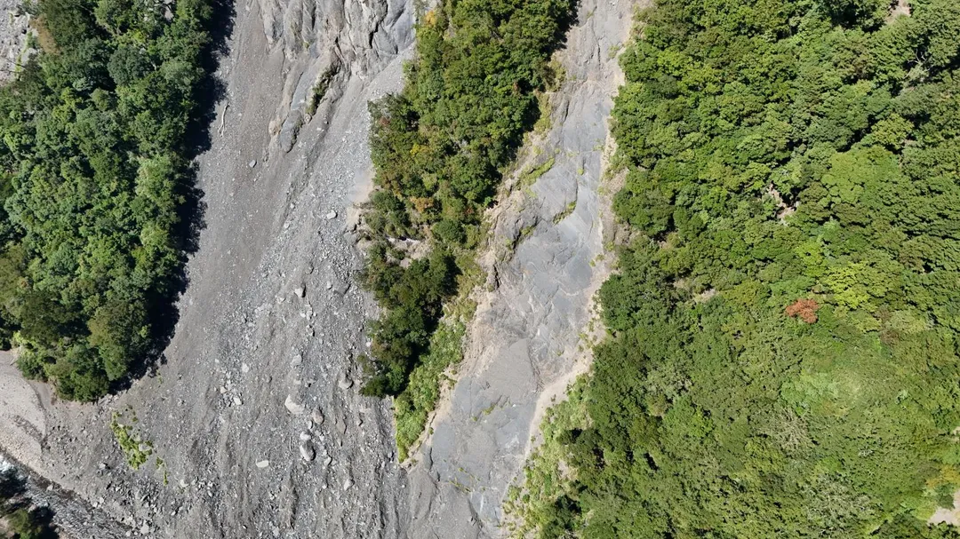 新竹縣尖石鄉泰崗溪秀巒村控溪吊橋至堰塞湖約14公里水域，列為禁止遊憩範圍，並設警示牌提醒。這是縣內近20年來新增的第16處危險水域，請大家注意安全！（圖／林保署新竹分署提供）