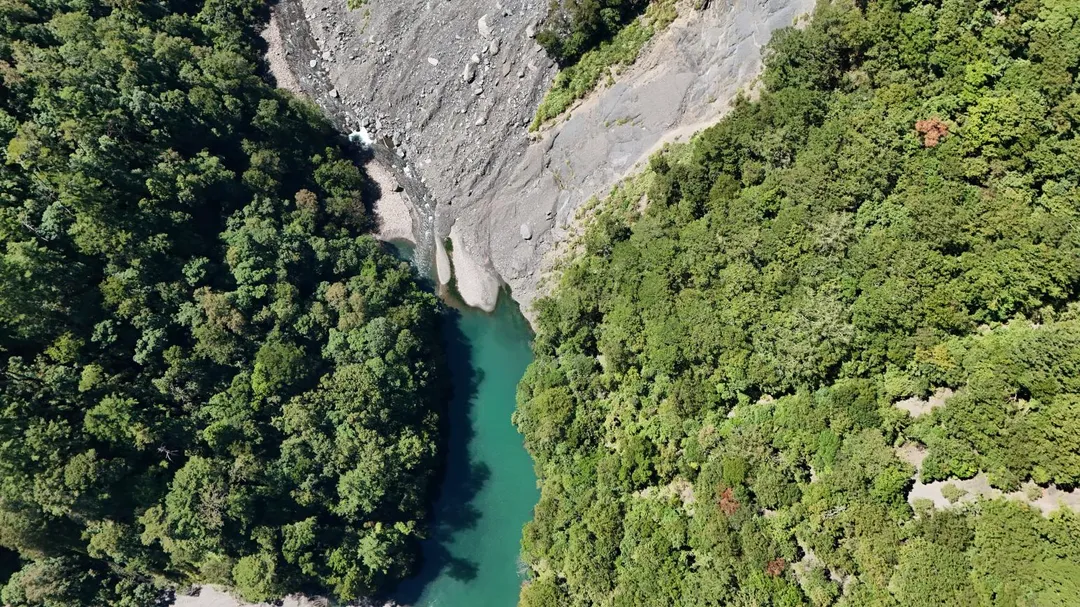 新竹縣尖石鄉泰崗溪秀巒村控溪吊橋至堰塞湖約14公里水域，列為禁止遊憩範圍，並設警示牌提醒。這是縣內近20年來新增的第16處危險水域，請大家注意安全！（圖／林保署新竹分署提供）