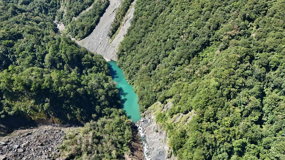 新竹縣尖石鄉泰崗溪秀巒村控溪吊橋至堰塞湖約14公里水域，列為禁止遊憩範圍，並設警示牌提醒。這是縣內近20年來新增的第16處危險水域，請大家注意安全！（圖／林保署新竹分署提供）