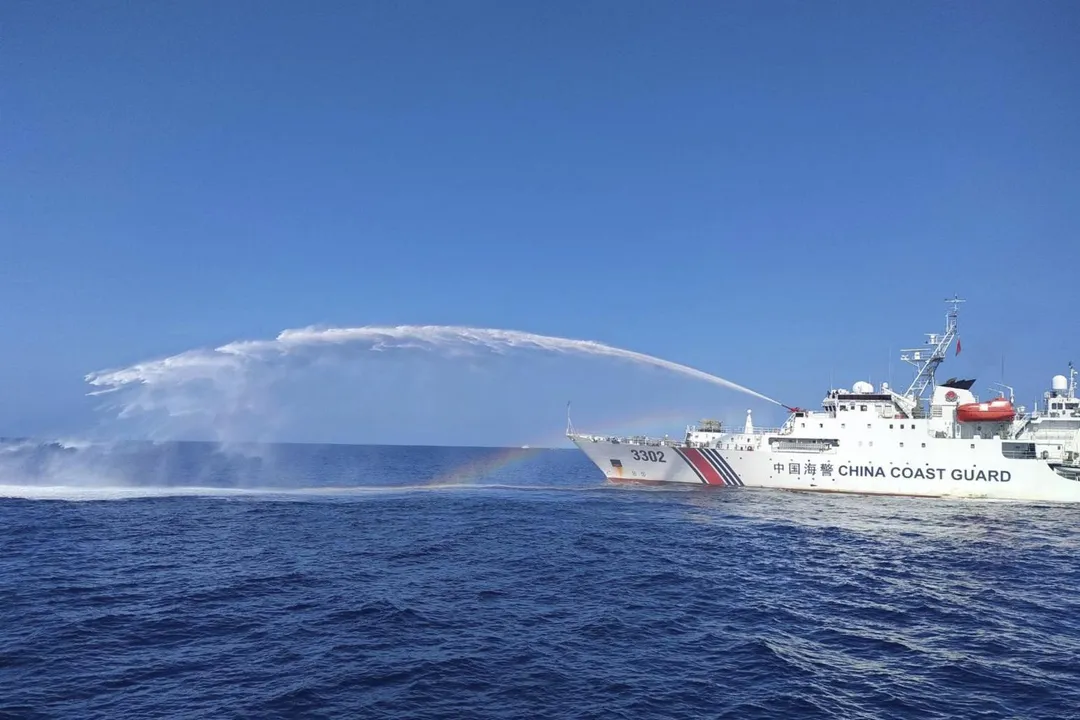 2023年12月9日，大陸海警船（右）在黃岩島附近海域向菲律賓船隻噴射水柱。（資料照／美聯社）