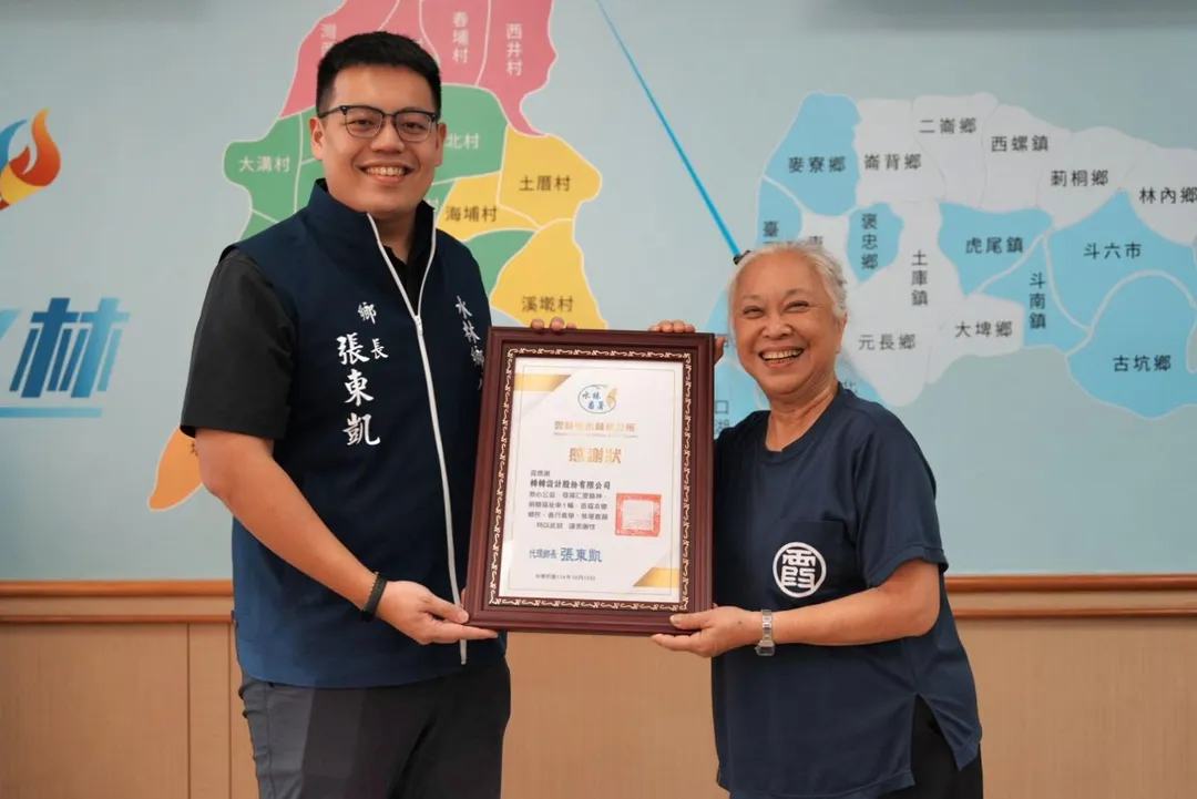 霞海城隍廟捐贈復康巴士給水林鄉公所。（圖／台北霞海城隍廟，下同）