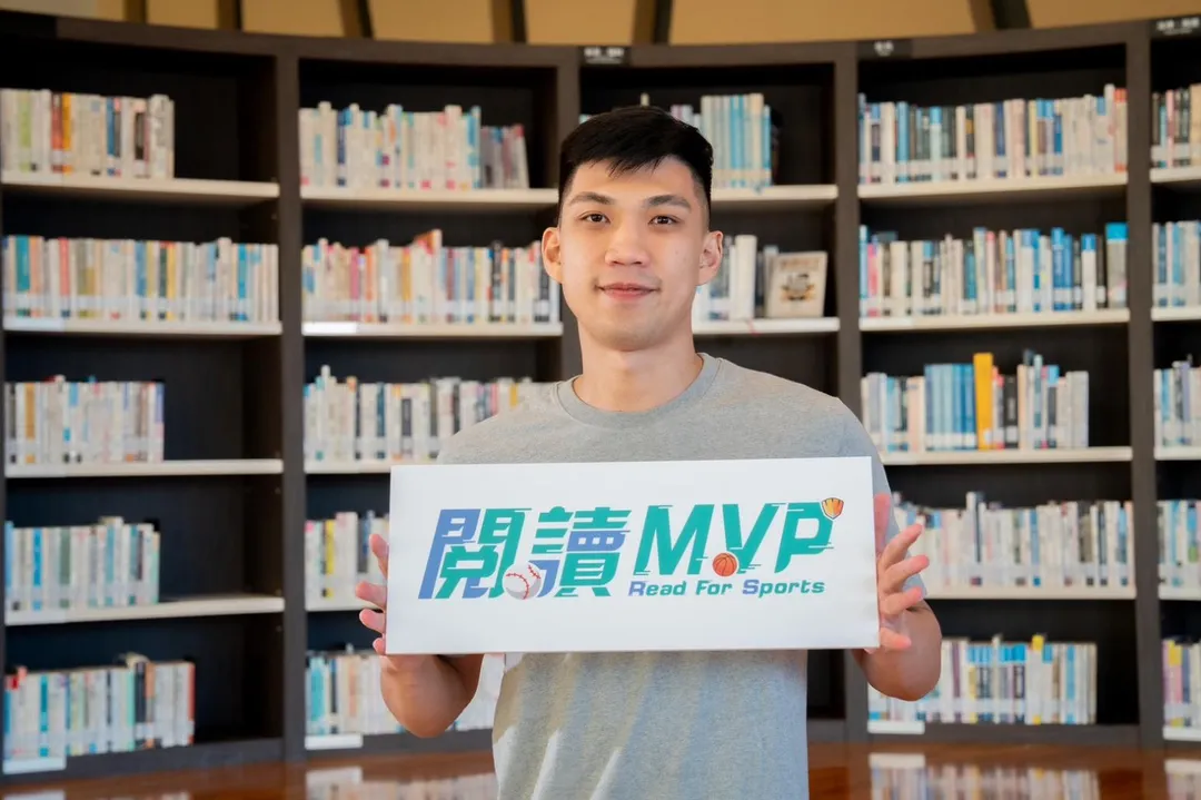 中信銀行「2025閱讀MVP」起跑，特別邀請中信特攻籃球隊黃泓瀚擔任代言人，號召民眾體驗閱讀和運動的樂趣。（圖／中信銀行提供）