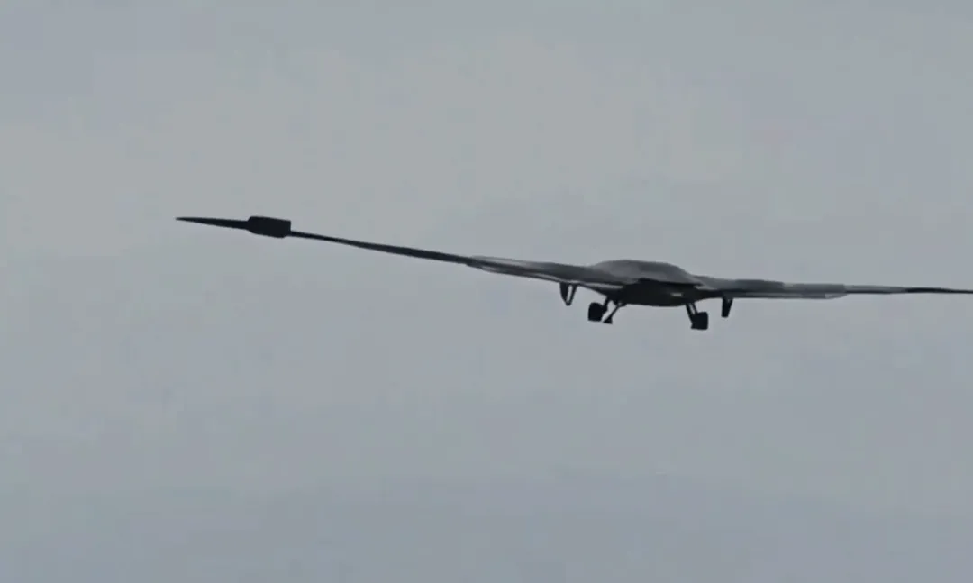 大陸大型隱形無人機「GJ-X」首次被發現在空中飛行。（圖／翻攝X「TridentX™」）