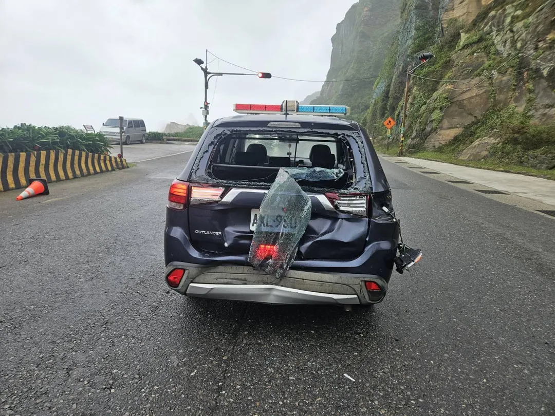 瑞芳警分局巡邏車在執行公務途中停等紅燈時，遭後方一輛曳引車追撞，導致警車後保險桿嚴重毀損，所幸無人受傷。（圖／警方提供）
