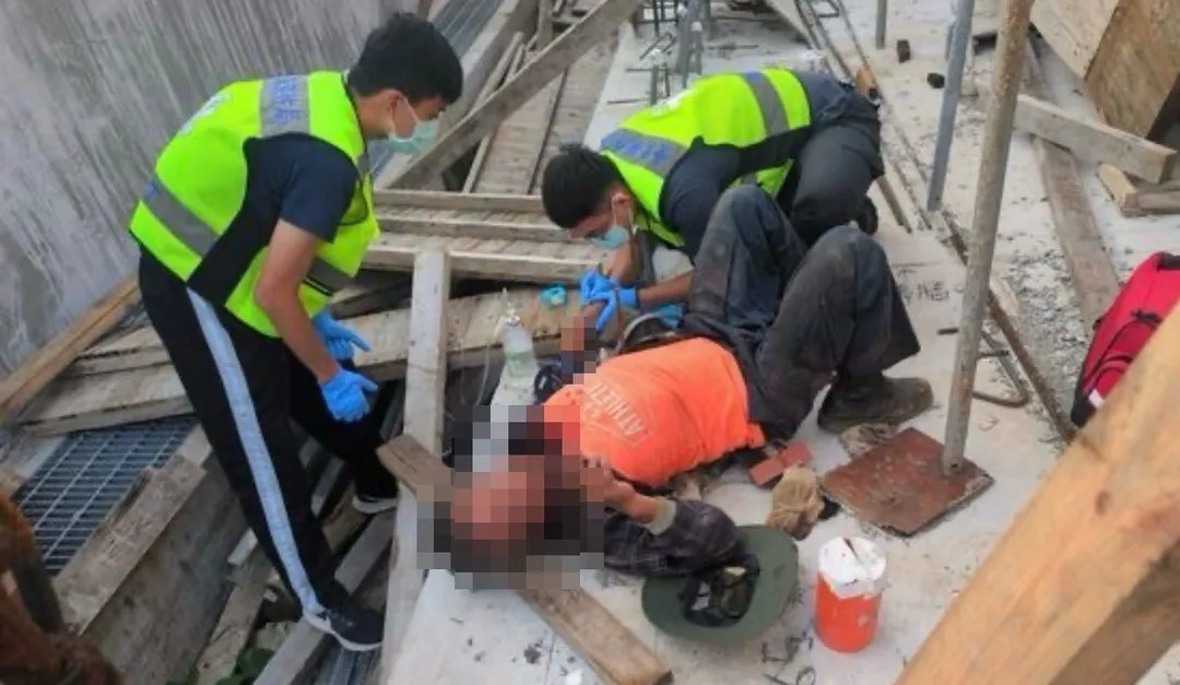 蘭嶼一名工人不慎跌倒胸部遭鋼筋貫穿。（圖／翻攝畫面）