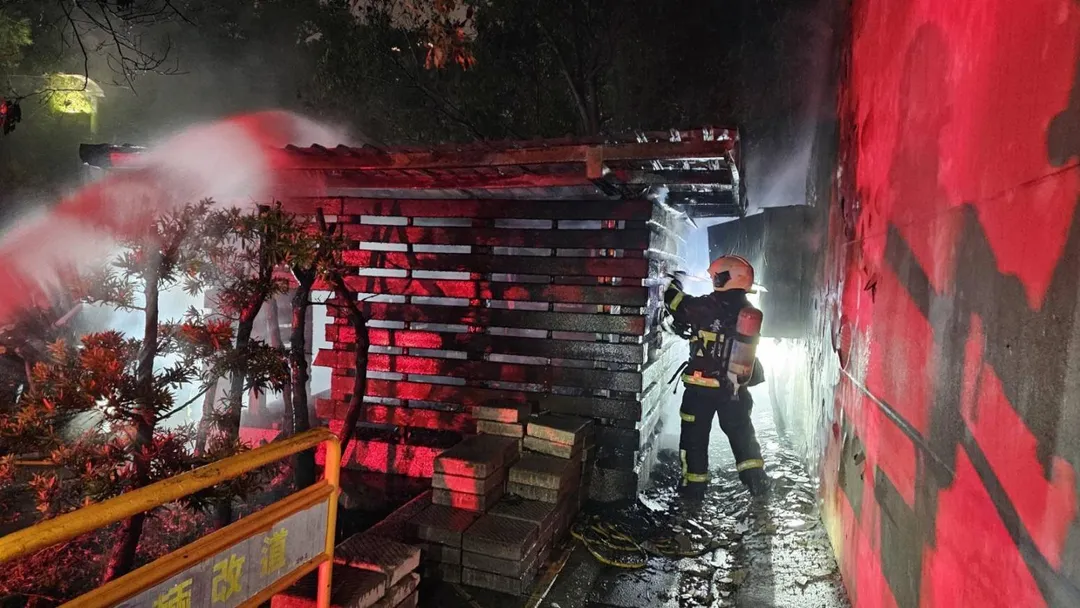 警消到場迅速撲滅火勢。（圖／翻攝畫面）
