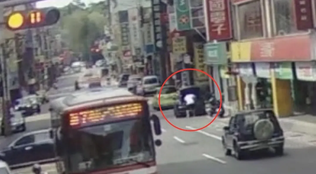 保時捷男下車拿球棒痛毆機車騎士。（圖／翻攝畫面）