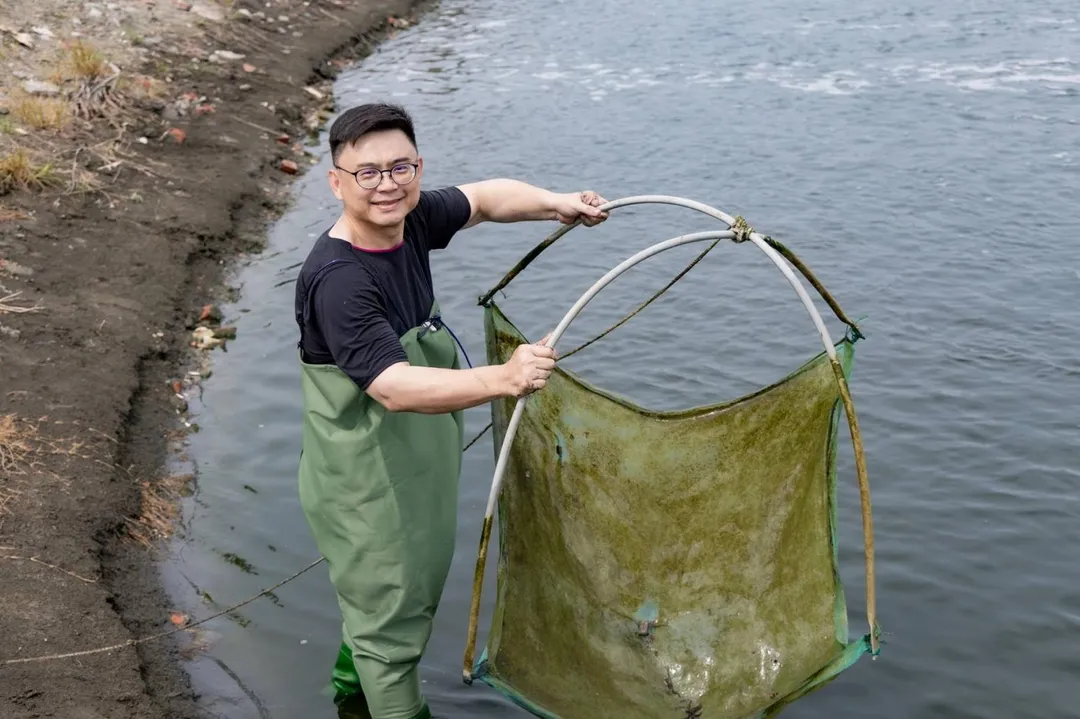 賴瑞隆穿青蛙裝下魚塭體驗養殖，主打漁業經濟。（圖／翻攝賴瑞隆臉書）