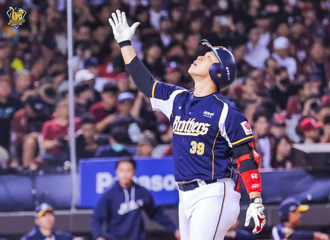 9局上詹子賢敲出左外野邊線方向的深遠飛球，落地後被判為界外球，但因轉播單位沒有拍到畫面，裁判表示維持原判，引起球迷與網路熱議。（圖／翻攝臉書兄弟Fans Club）