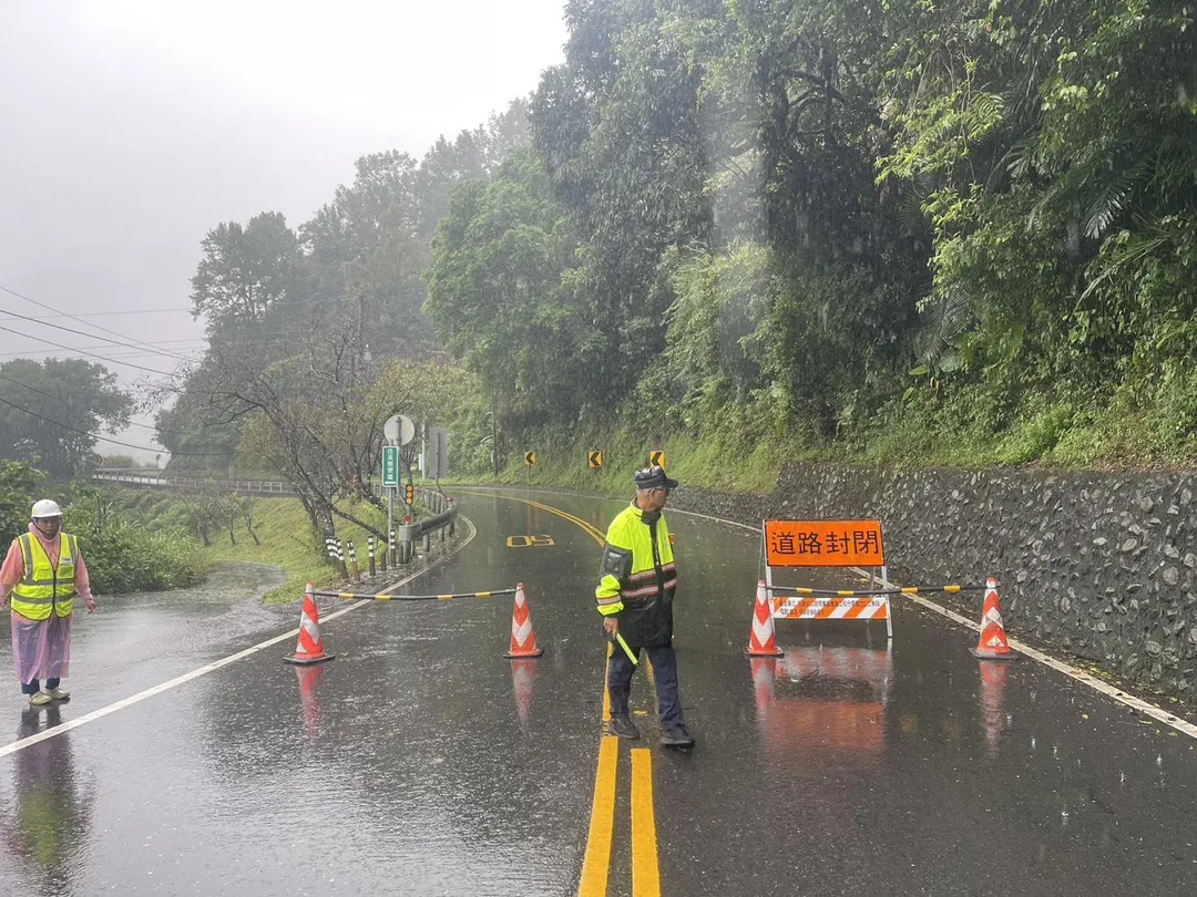 大同鄉台7線約88.3公里處傳出邊坡坍方，大量土石滑落覆蓋路面。（圖／警方提供）