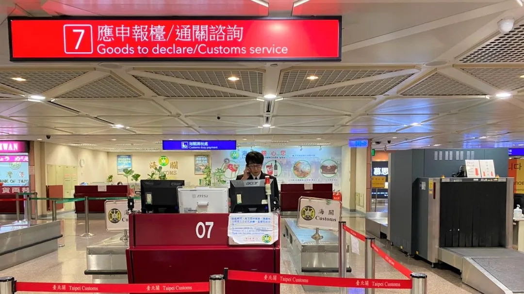 加熱菸上市首日就稽查發現菸盒未標示尼古丁而下架，民團質疑菸商送審資料和上市的包裝不符，還把矛頭指向海關放行作業有疏失。海關表示，加熱菸的輸入許可及包裝都是由審核單位提供輸入許可證及相關包裝資料，進口時，海關檢查包裝資料及序號無誤才可放行。（圖／關務署臉書）