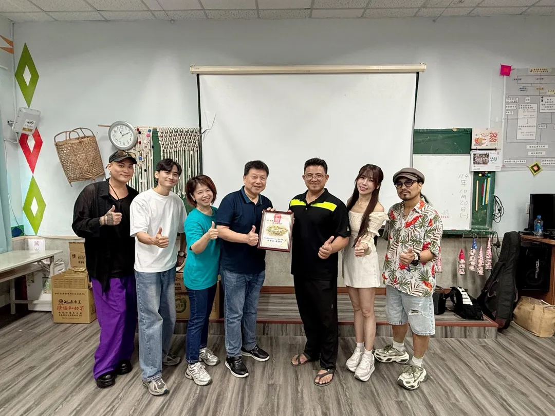 浪凡基金會團隊深入秀林重光文健站與萬榮馬遠文健站送暖，重光文健站特別回贈感謝狀，感謝浪凡基金會長期對部落長者的陪伴與關懷。（圖／浪凡基金會）