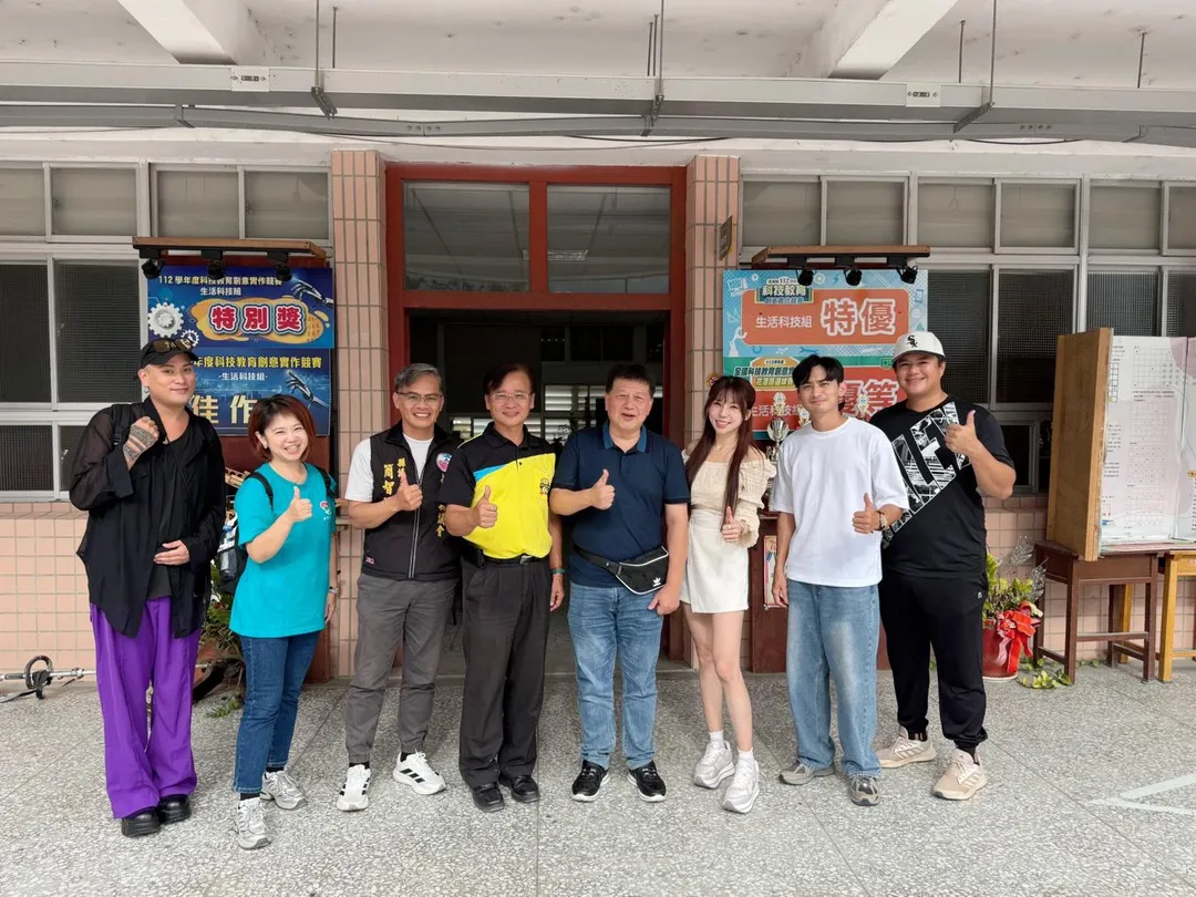 浪凡基金會馬詠睿董事長（右四）在花蓮縣議員簡智隆（左四）陪同下，前進光復國中勘查受災球場，並承諾全力支援重建，讓孩子們的夢想重新從球場出發。（圖／浪凡基金會）