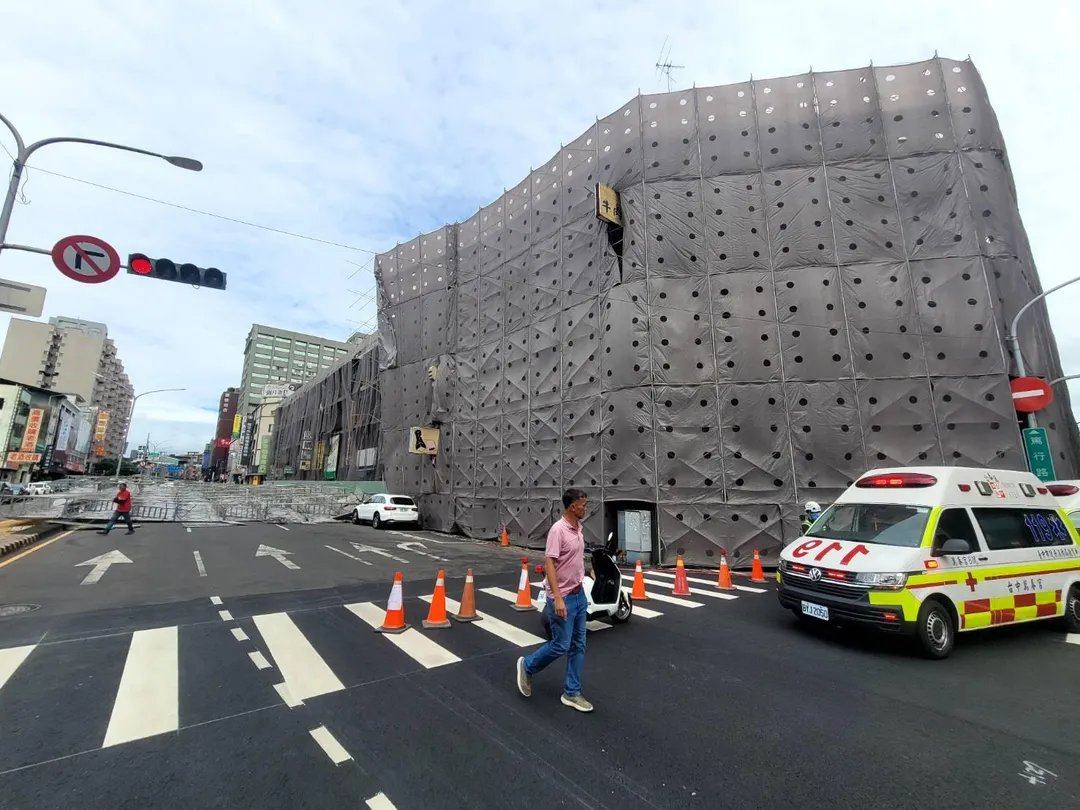 台中市中央市場工地發生鷹架倒塌意外，波及6車，1人輕傷送醫，台中市府除當場勒令工地停工，也祭出重罰。（圖／台中市消防局）