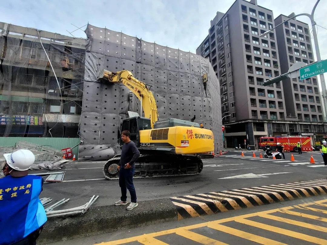 台中市西區篤行路和五權路的交叉路口一處工地，今（22）日下午13時56分發生一起鷹架倒塌事件，造成一人受傷。（圖／台中市消防局提供）