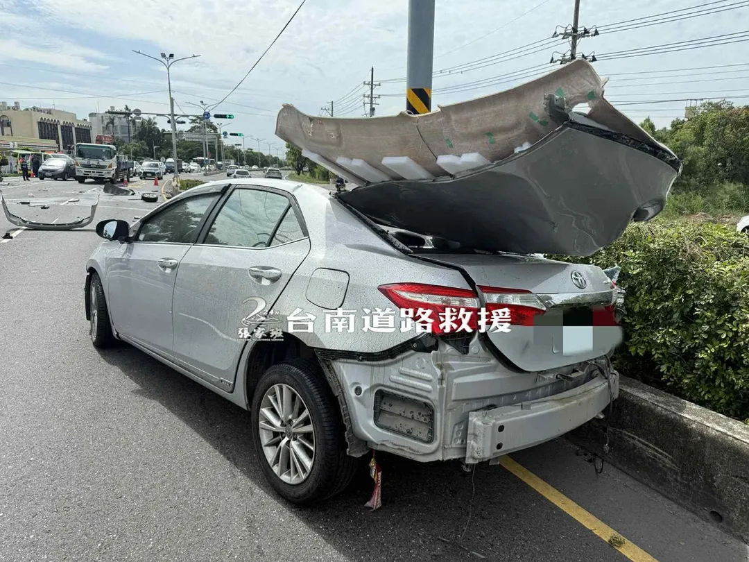 台南新市今午傳出嚴重車禍。（圖／台南道路救援張家班授權使用）