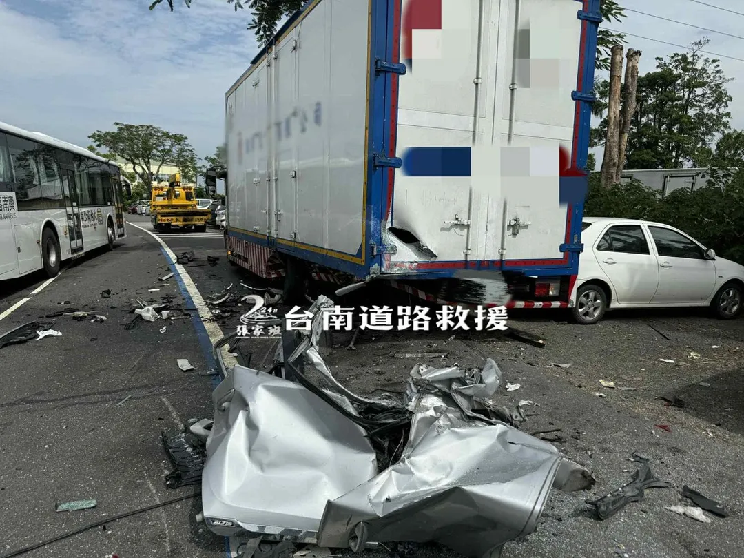 台南新市今午傳出嚴重車禍。（圖／台南道路救援張家班授權使用）