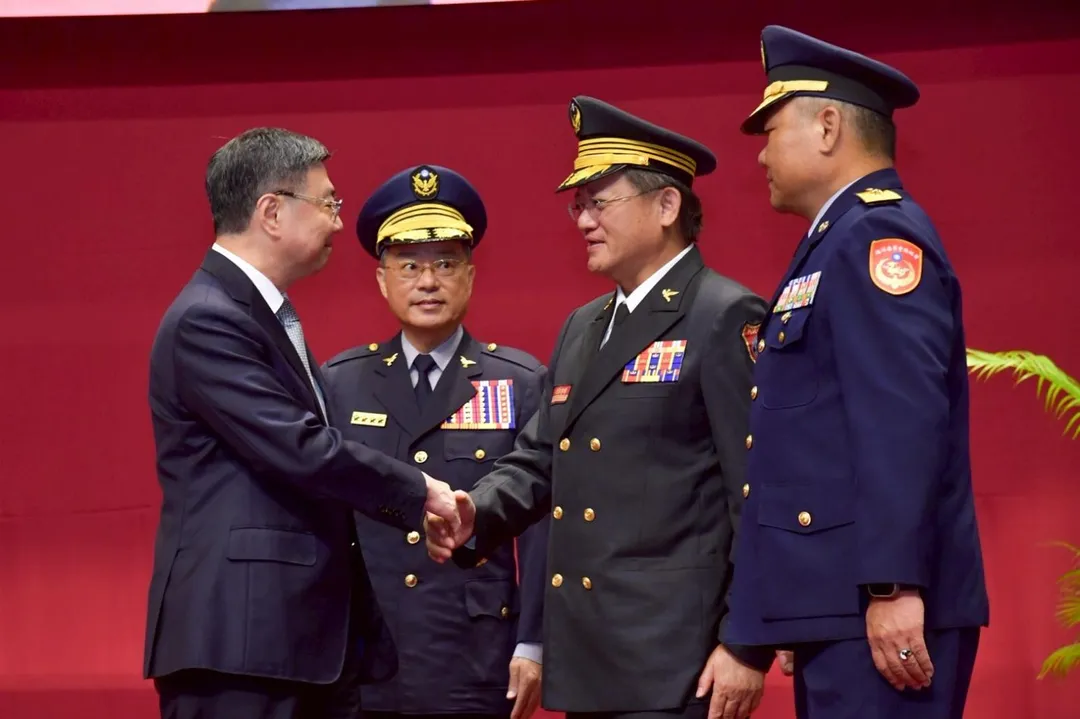 行政院長卓榮泰頒獎警務有功人員。(行政院提供)
