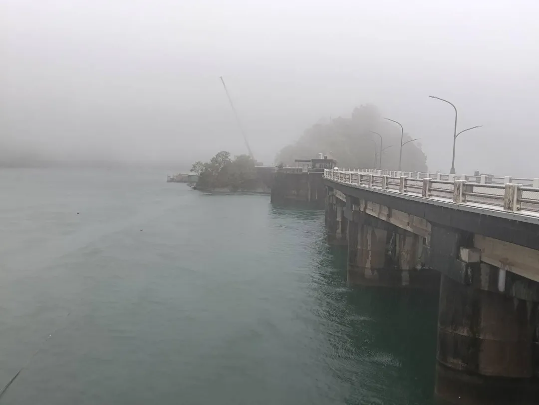 受風神颱風及東北季風共伴效應影響,預估為石門水庫帶來6500萬噸水量,稍早石管處進行排砂隧道放水。(圖/石管處提供)