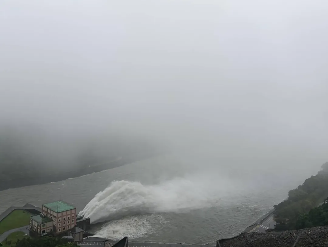 受風神颱風及東北季風共伴效應影響,預估為石門水庫帶來6500萬噸水量,稍早石管處進行排砂隧道放水。(圖/石管處提供)