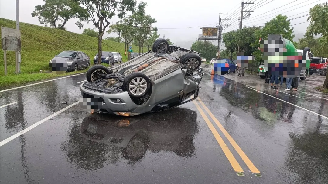 宜蘭員山鄉今日天雨路滑,一輛轎車因車速過快,失控翻覆。(圖/警方提供)