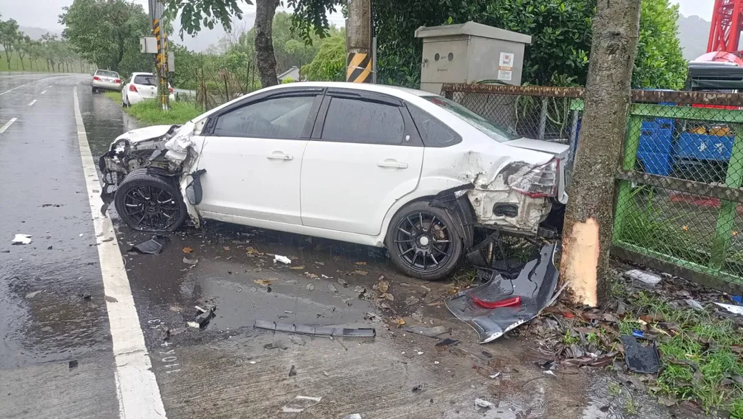 肇事轎車失控衝向對向車道,再撞上兩輛停在路邊的轎車。(圖/警方提供)