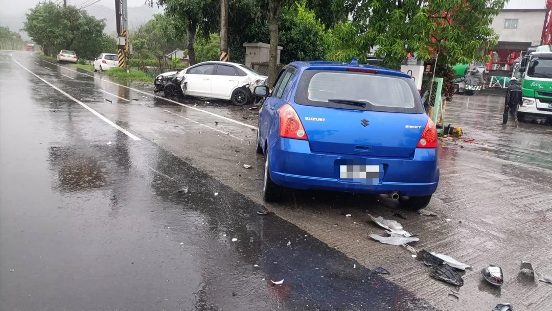 肇事轎車失控衝向對向車道,再撞上兩輛停在路邊的轎車,1人受到輕傷。(圖/警方提供)