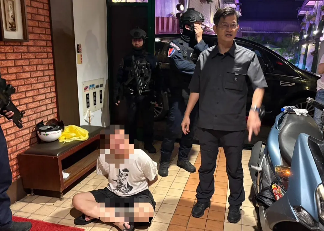 警方逮人畫面。(圖/警方提供)