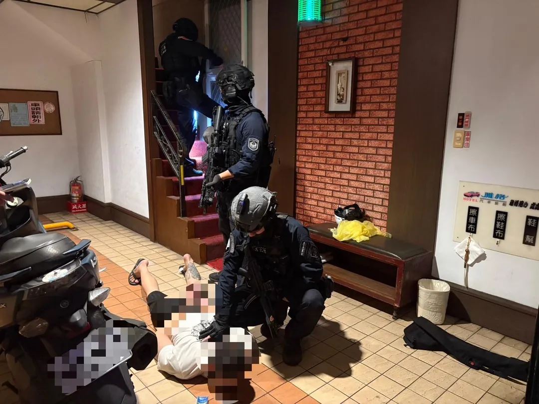 警方逮人畫面。(圖/警方提供)