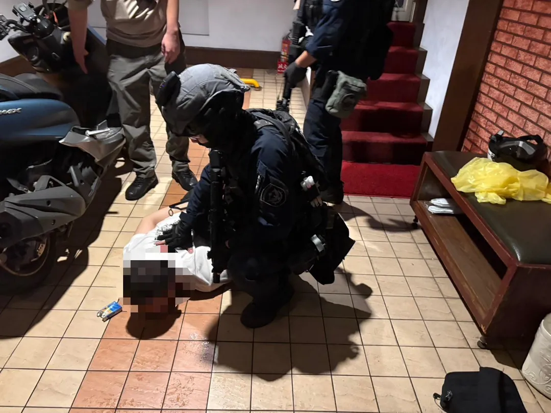警方逮人畫面。(圖/警方提供)