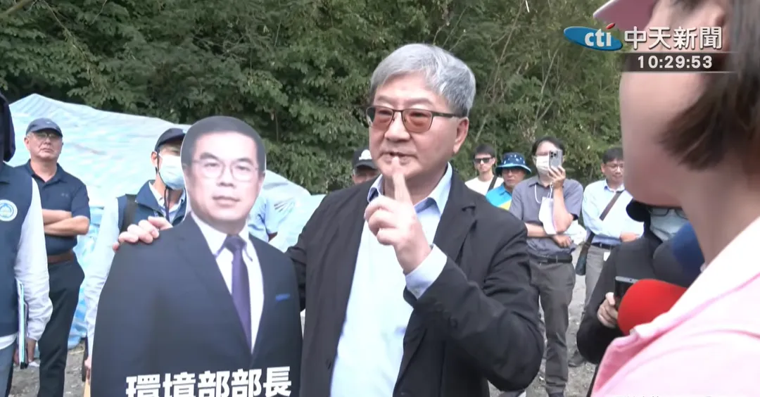 環境部次長沈志修拿著彭啓明人形看板，象徵一起來。（圖/中天新聞）