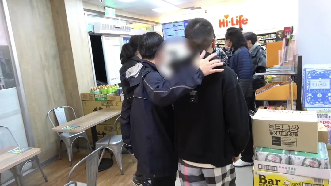 警方逮人畫面。（圖／桃園海巡查緝隊提供）