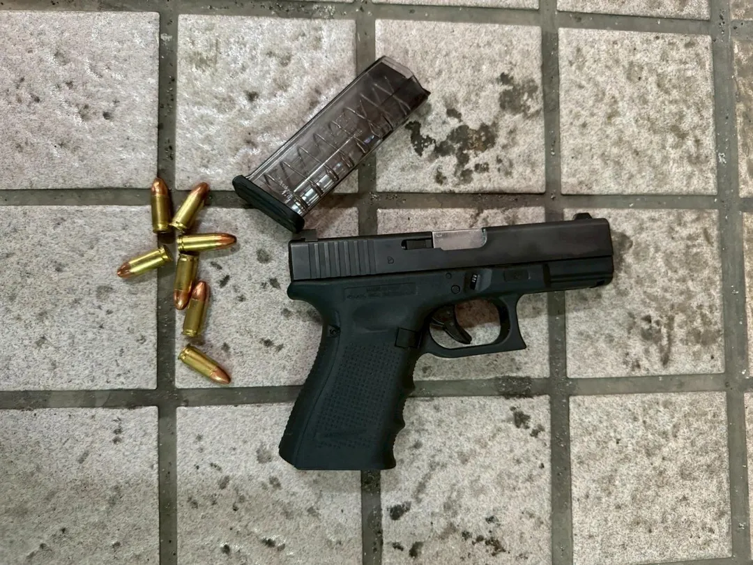 警方查獲的克拉克手槍。（圖／桃園海巡查緝隊提供）