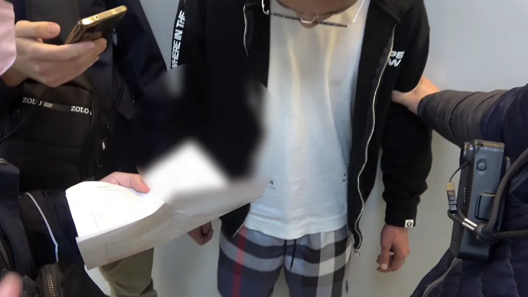 警方逮人畫面。（圖／桃園海巡查緝隊提供）