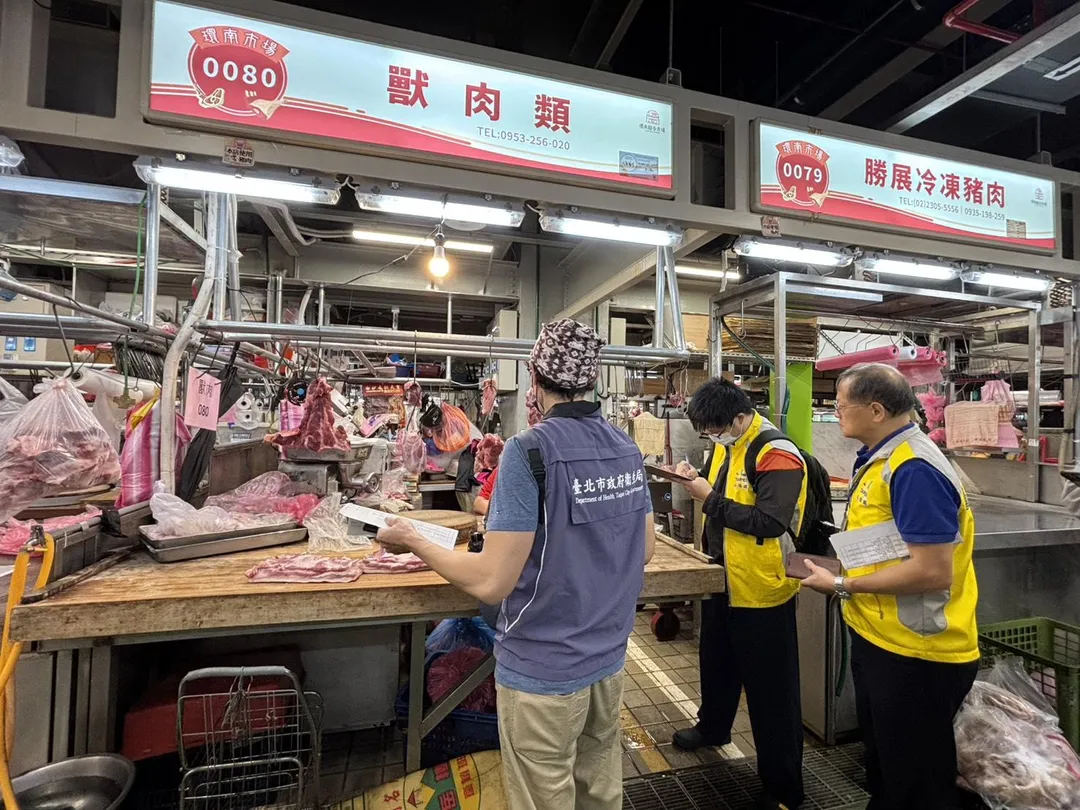 跨局處小組到環南市場進行實地抽查。(圖/北市產發局提供)