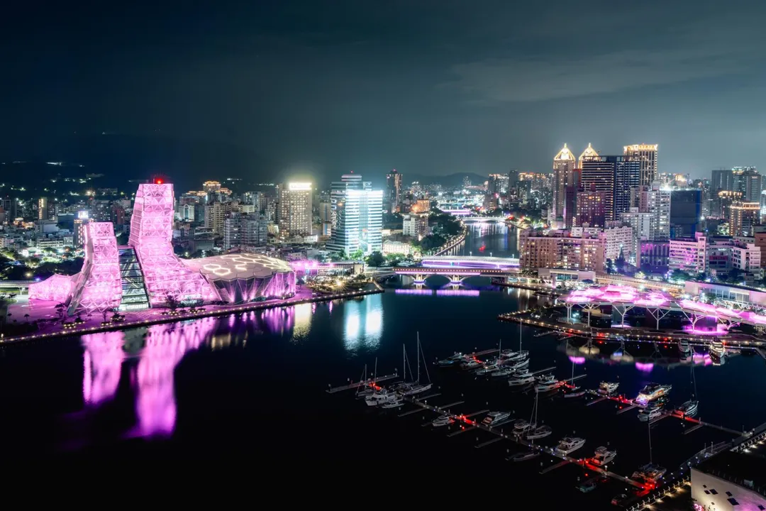 BLACKPINK旋風行銷高雄，全城變身粉紅色系。（圖／翻攝陳其邁臉書）