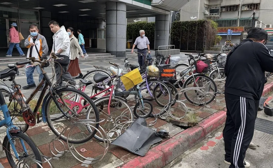 一整排單車遭撞毀。（圖／翻攝畫面）