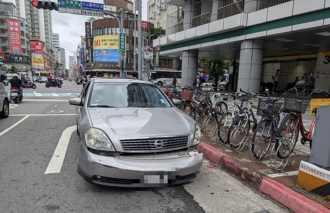 新北市新店發生警匪追逐嫌犯駕車衝撞後逃逸。（圖／翻攝畫面）