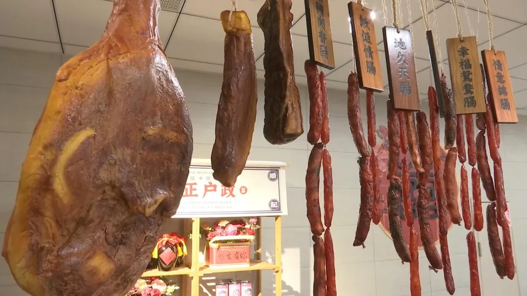 拍照區除了掛滿臘肉,還有一座罐頭塔的擺設,讓不少新人直呼「傻眼」。(圖/中天新聞)